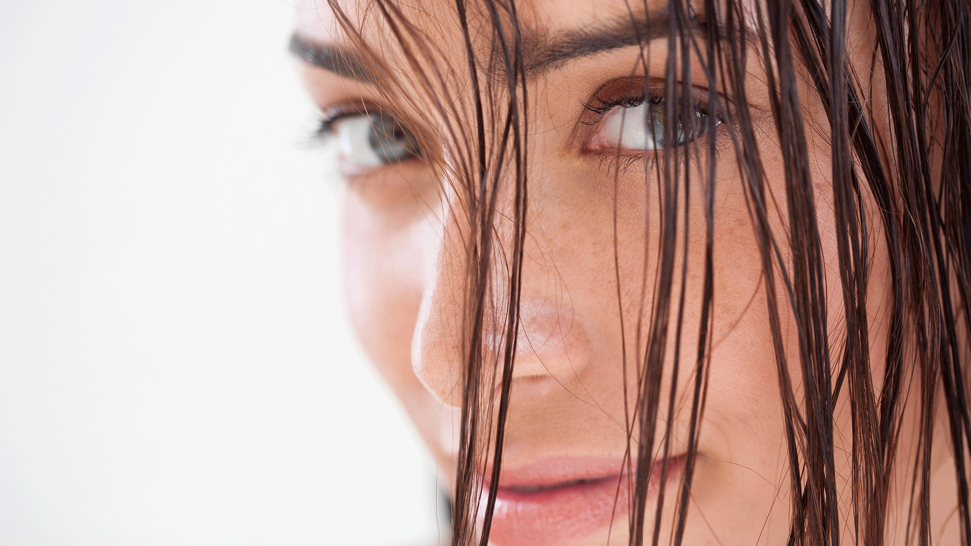 Wie Kann Man Schuppen Auf Der Kopfhaut Loswerden Bioderma Von Dermatologen Empfohlen