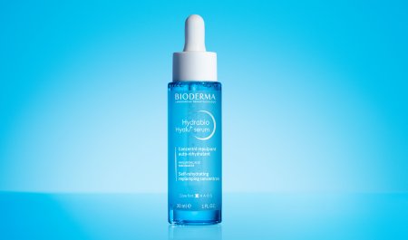 Präsentation der Hydrabio Hyalu+serum Flasche