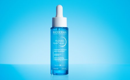 Präsentation der Hydrabio Hyalu+serum Flasche